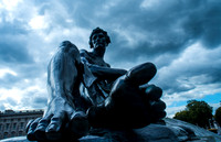 statue outside Buckingham Palace